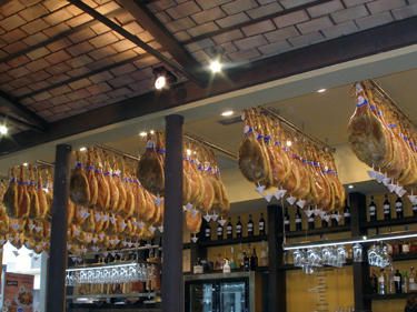 Hams in bodega