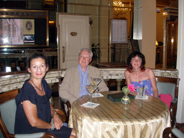 The Hendersons take cocktails in the hotel bar