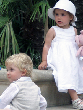 Tots at wedding